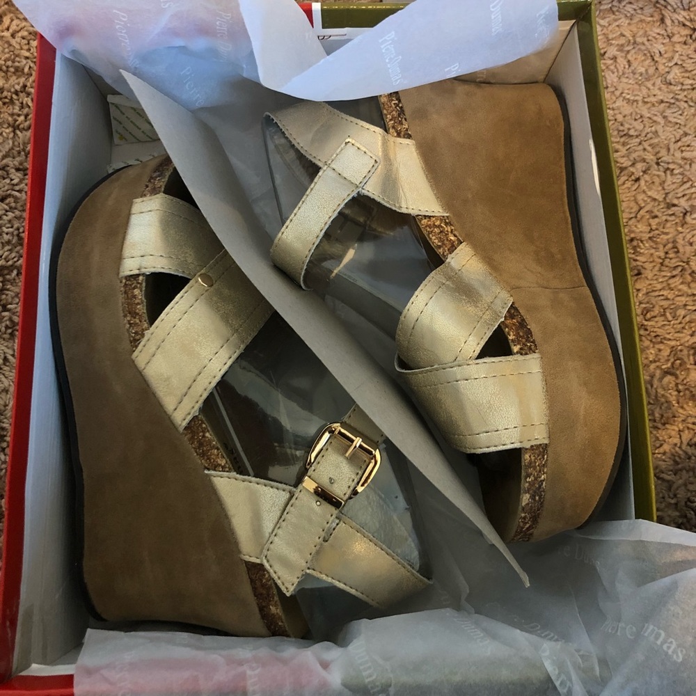 Pierre Dumas gold wedges ✨